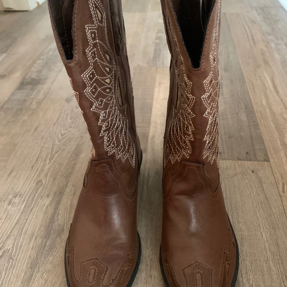 New with tags. Women’s Brown Cow Girl Boots with Embroidered Design. Sizzle 7.5